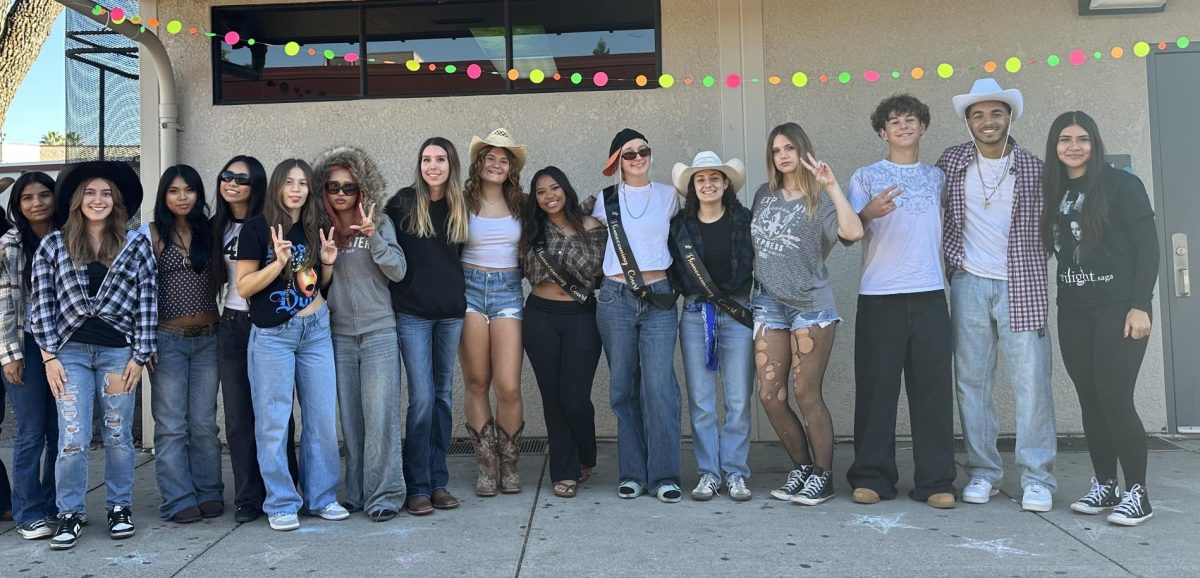 Lincoln Students Dress to Impress for Homecoming Spirit Week!